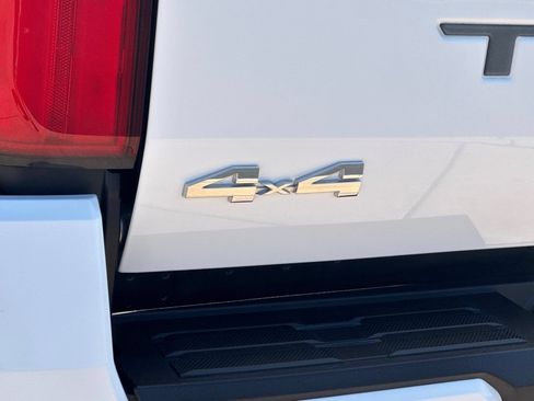 Used 2025 Toyota Tacoma SR5 AWD/4WD image 33