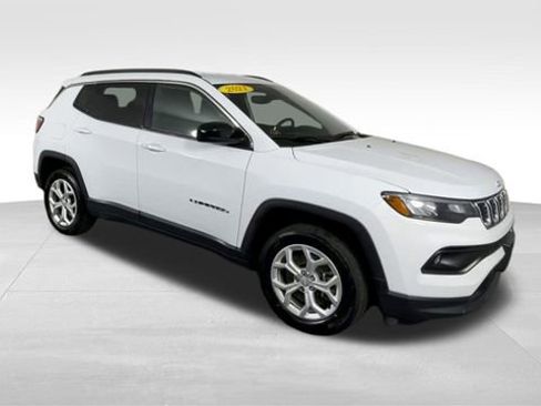 Used 2024 Jeep Compass Latitude AWD/4WD image 2
