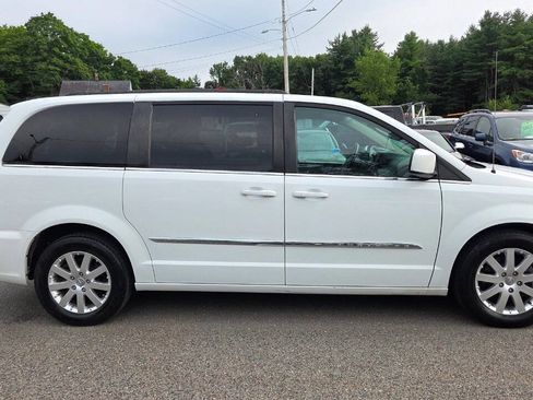 Used 2016 Chrysler Town & Country Touring FWD image 15