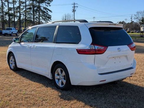 Used 2015 Toyota Sienna LE image 5