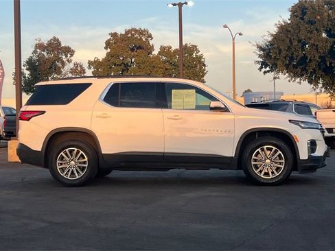 Used 2023 Chevrolet Traverse LT image 3