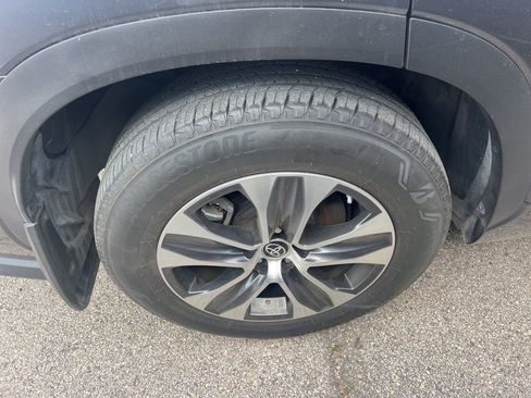 Used 2023 Toyota Highlander XLE image 13