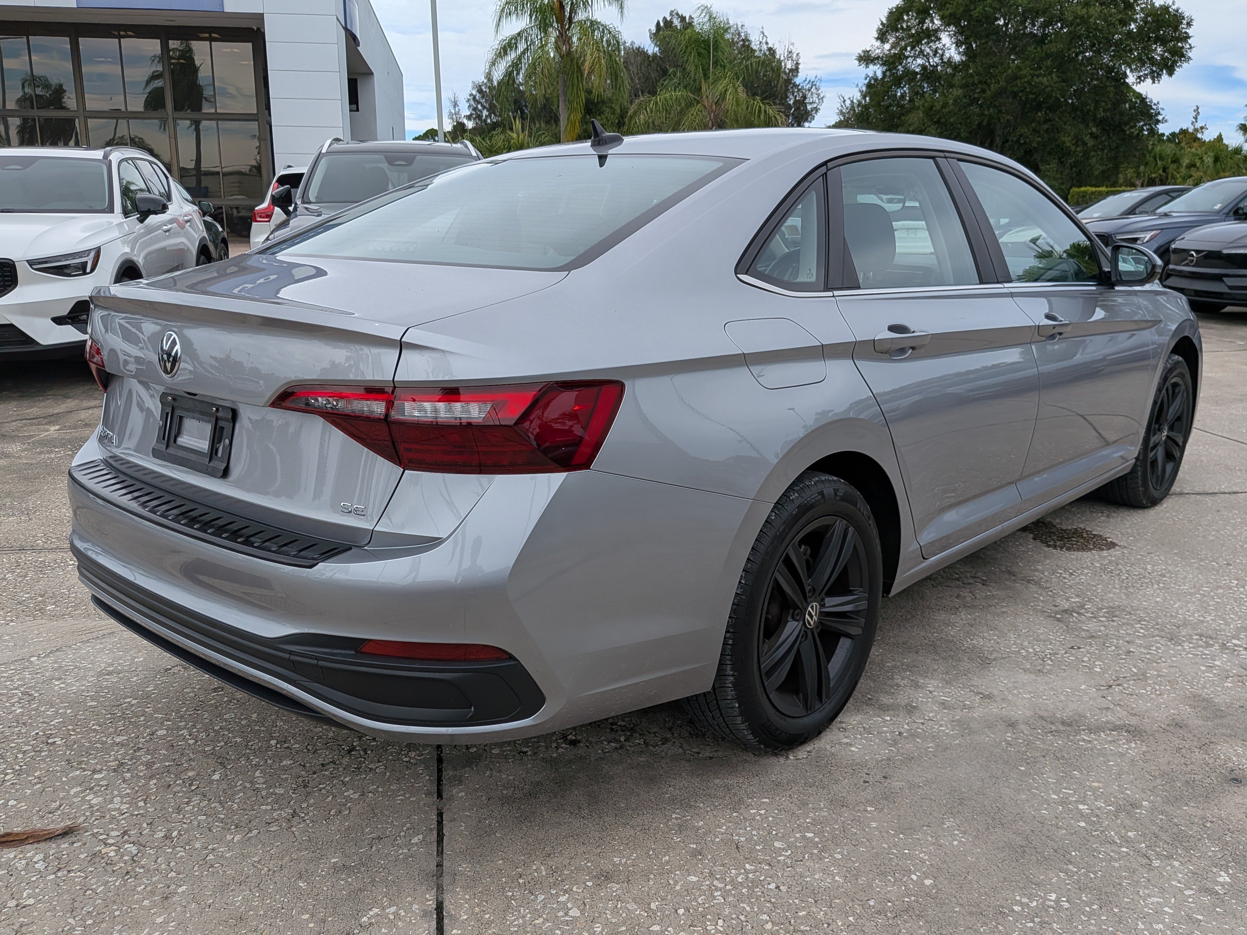 Used 2023 Volkswagen Jetta SE FWD image 4