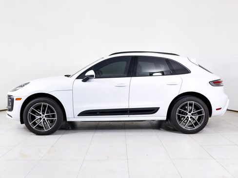 Certified 2024 Porsche Macan image 2