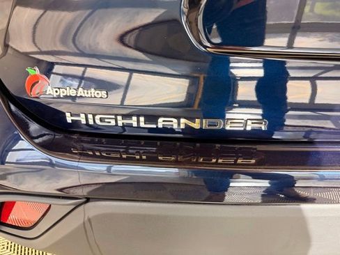 Used 2024 Toyota Highlander XLE AWD/4WD image 10