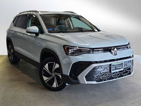 New 2025 Volkswagen Taos SE image 1