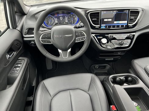 New 2026 Chrysler Pacifica Select image 21