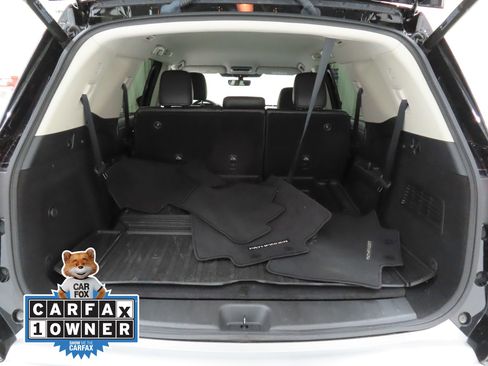 Used 2024 Nissan Pathfinder SL w/ Lighting Package (N92) FWD image 22