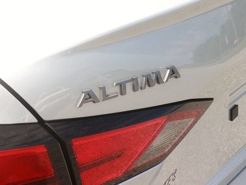 Used 2025 Nissan Altima 2.5 SV FWD image 9
