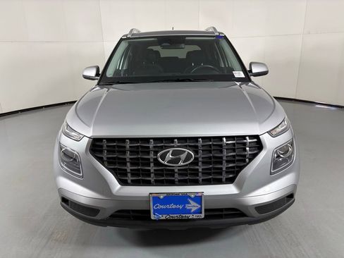 Used 2025 Hyundai Venue SEL FWD image 2
