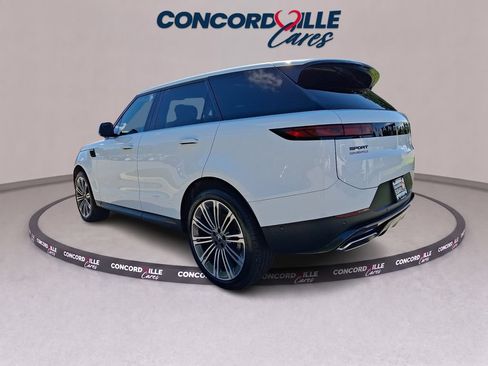 Used 2025 Land Rover Range Rover Sport SE AWD/4WD image 4