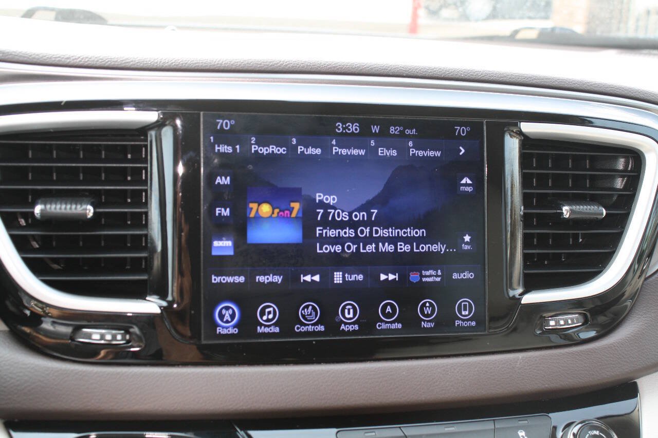 Used 2017 Chrysler Pacifica Touring-L FWD image 11