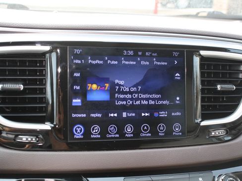 Used 2017 Chrysler Pacifica Touring-L FWD image 11