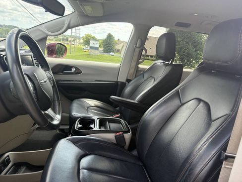 Used 2018 Chrysler Pacifica Touring-L FWD image 13
