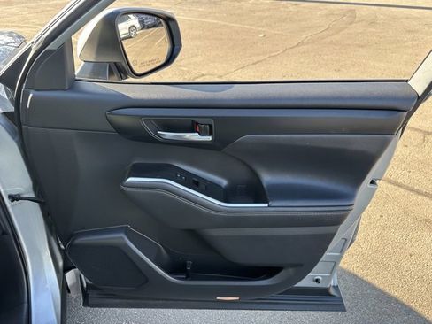Used 2021 Toyota Highlander XLE image 23