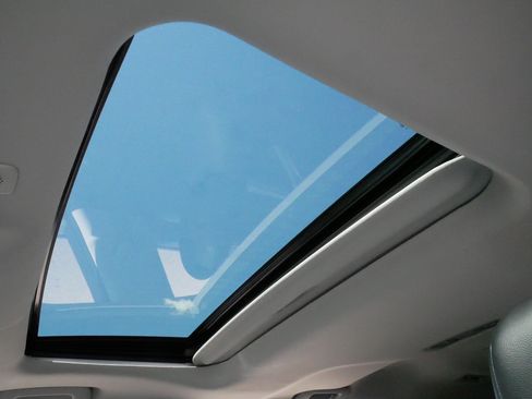 Used 2023 Toyota Highlander XLE AWD/4WD image 32
