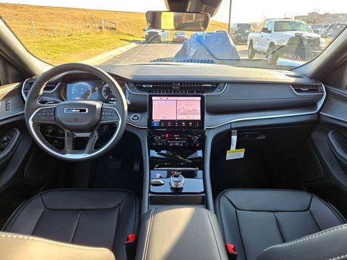 New 2025 Jeep Grand Cherokee Limited image 16