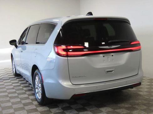 Used 2024 Chrysler Pacifica Touring-L FWD image 3