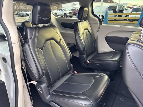 Used 2024 Chrysler Pacifica Touring-L image 51