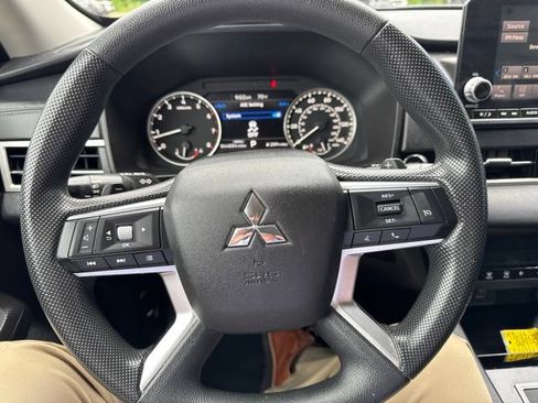 Used 2023 Mitsubishi Outlander ES AWD/4WD image 16