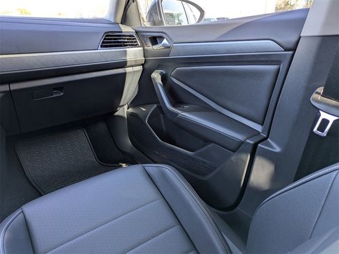 Used 2023 Volkswagen Jetta SE image 18