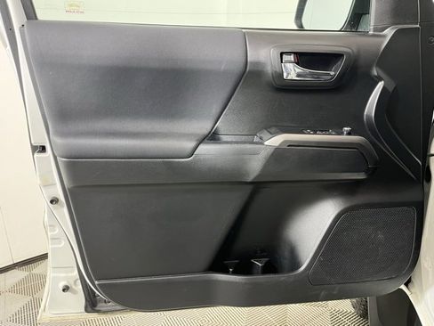 Used 2017 Toyota Tacoma TRD Sport w/ Tow Package (A/T) image 10