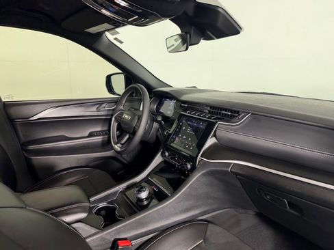 Certified 2025 Jeep Grand Cherokee Altitude image 28