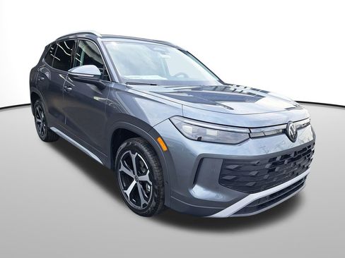 New 2025 Volkswagen Tiguan SE image 3