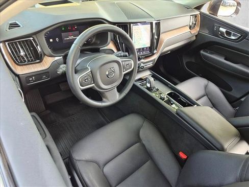 Used 2022 Volvo XC60 B5 Momentum w/ Advanced Package FWD image 9