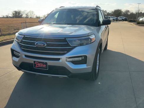 Used 2024 Ford Explorer XLT w/ Equipment Group 202A image 3