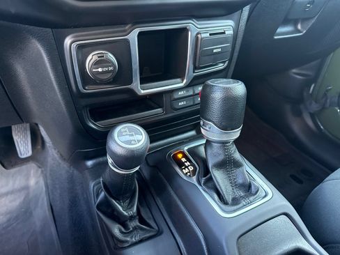Used 2022 Jeep Gladiator Sport AWD/4WD image 19