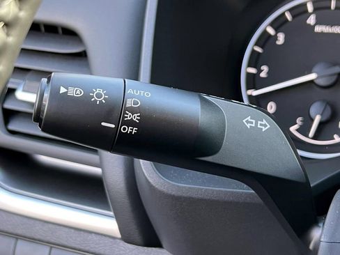 Used 2025 Nissan Rogue SV image 30