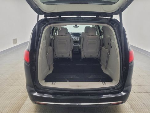 Used 2018 Chrysler Pacifica Touring-L image 29