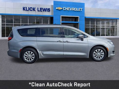 Used 2017 Chrysler Pacifica Touring-L image 9