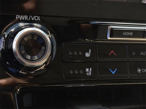 Used 2020 Toyota Highlander Limited image 19