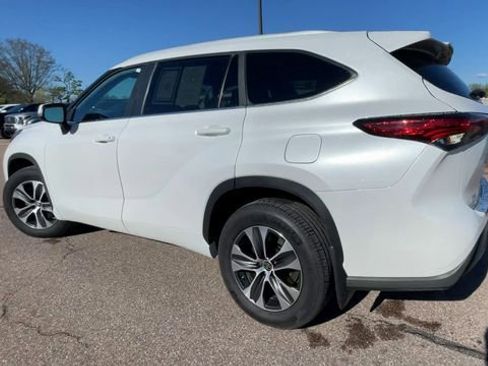 Used 2023 Toyota Highlander XLE AWD/4WD image 4