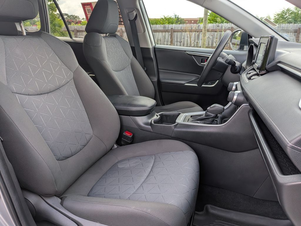Used 2022 Toyota RAV4 XLE w/ Convenience Package FWD image 31