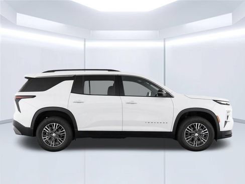 Used 2024 Chevrolet Traverse LT FWD image 11