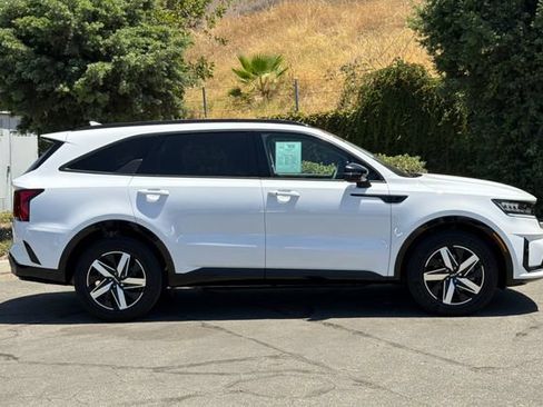 Used 2023 Kia Sorento S w/ Panoramic Sunroof Package FWD image 3