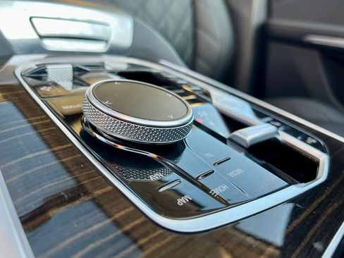 Used 2024 BMW X7 xDrive40i w/ Premium Package image 28