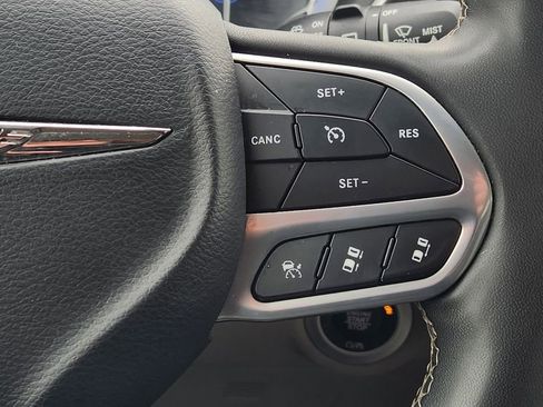Used 2023 Chrysler Pacifica Touring-L FWD image 29