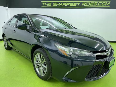 Used 2017 Toyota Camry SE image 2