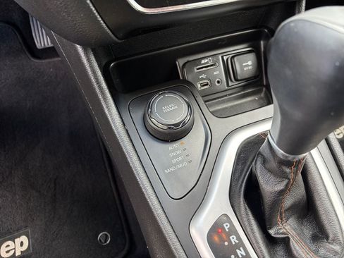 Used 2017 Jeep Cherokee Limited AWD/4WD image 33