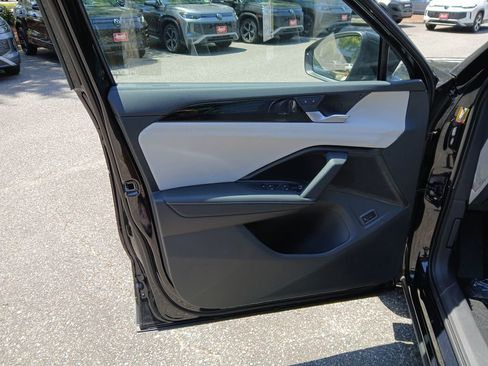 New 2025 Volkswagen Tiguan SE image 10