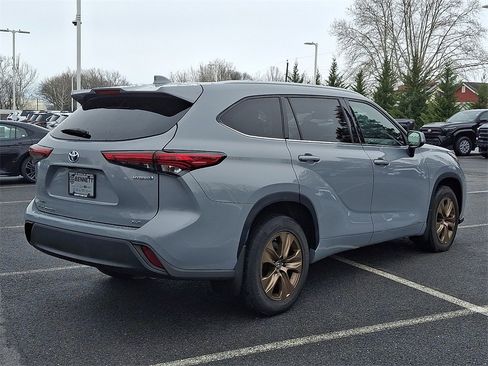 Certified 2022 Toyota Highlander Bronze Edition image 4