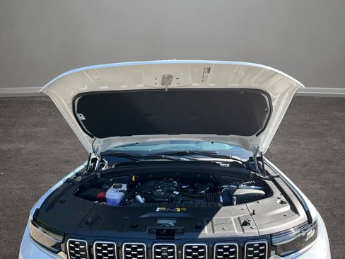 New 2025 Jeep Grand Cherokee Summit image 12