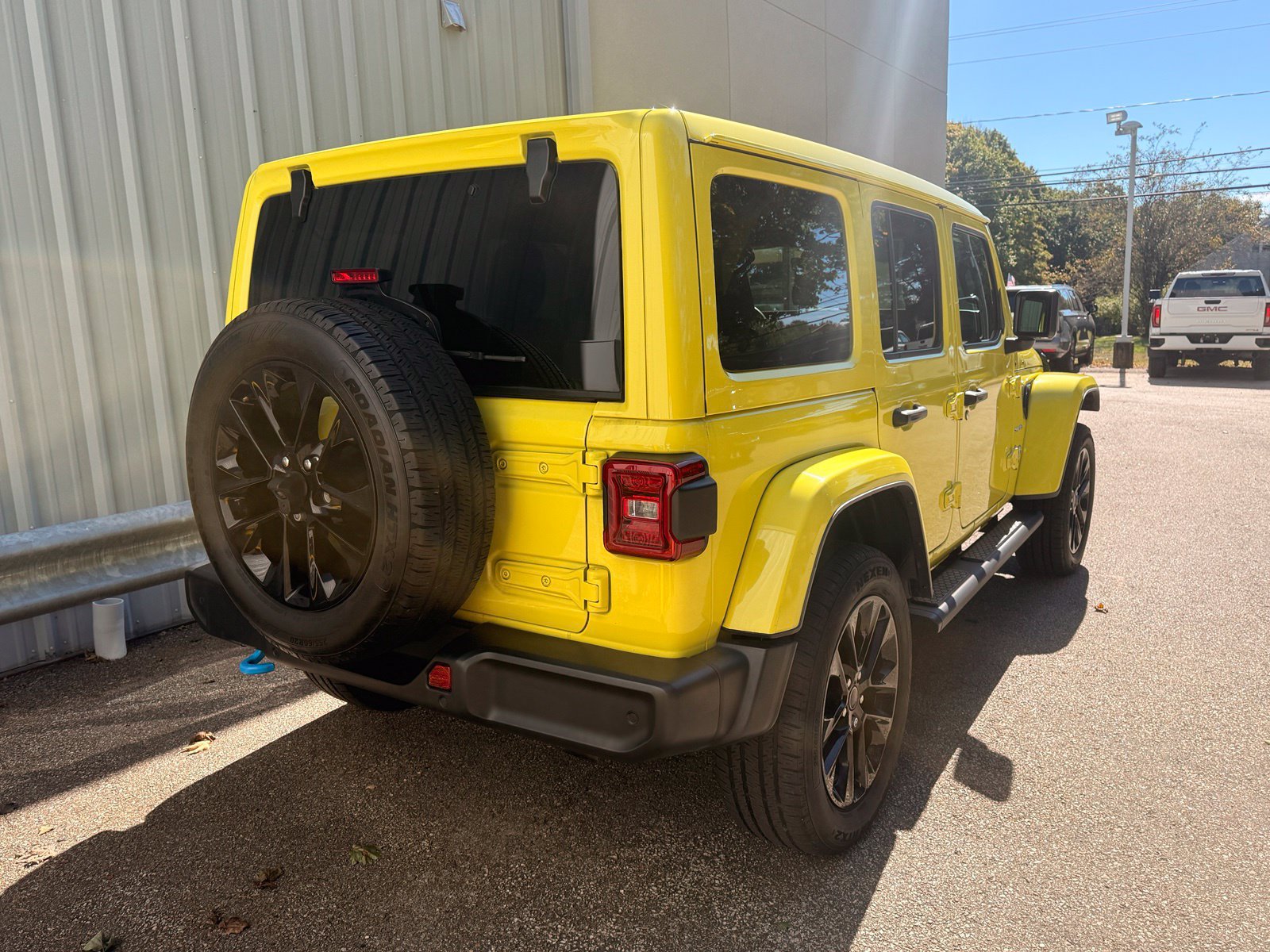 Used 2024 Jeep Wrangler Unlimited Sahara w/ Technology Group AWD/4WD image 7