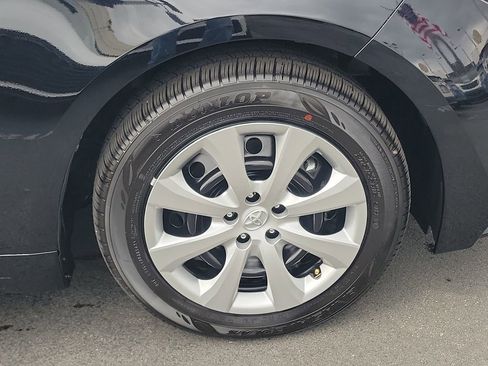 Used 2025 Toyota Corolla LE image 5