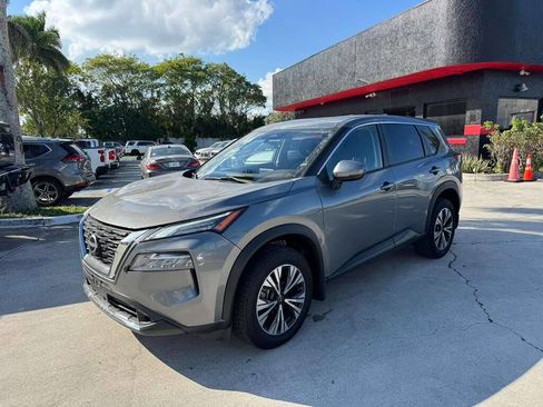 Used 2023 Nissan Rogue SV image 2