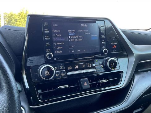 Used 2021 Toyota Highlander L FWD image 31